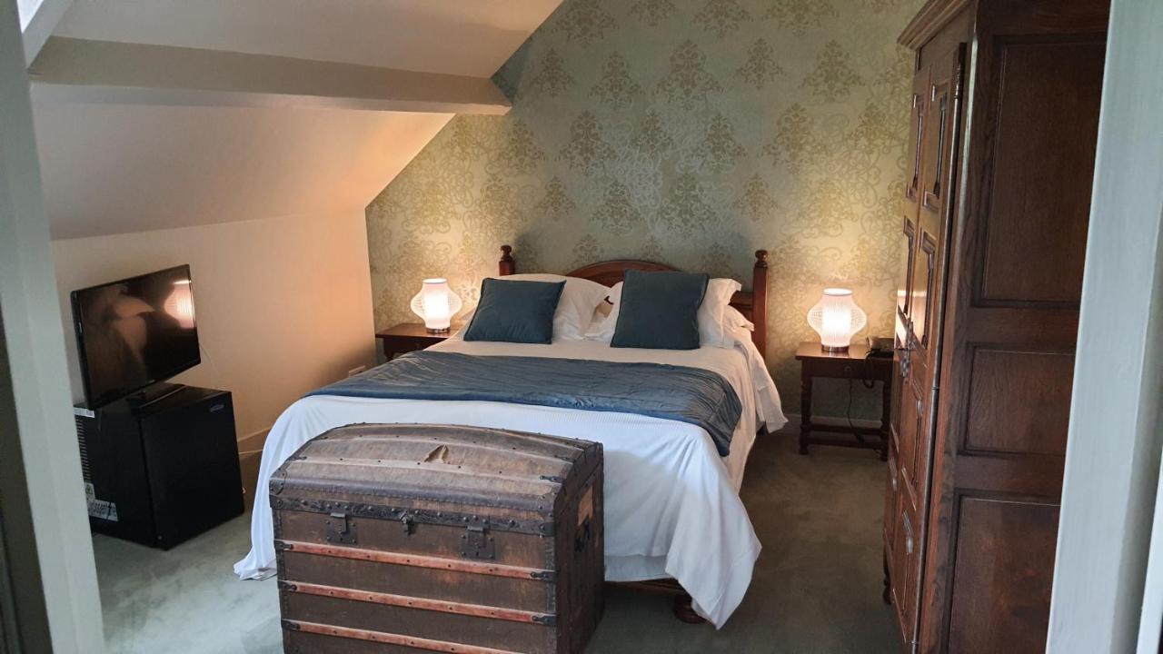 Logis - Hotel & Restaurant Le Gonfalon Germigny-l'Eveque Exterior photo