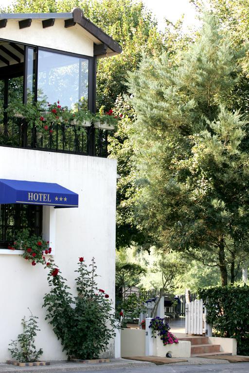 Logis - Hotel & Restaurant Le Gonfalon Germigny-l'Eveque Exterior photo
