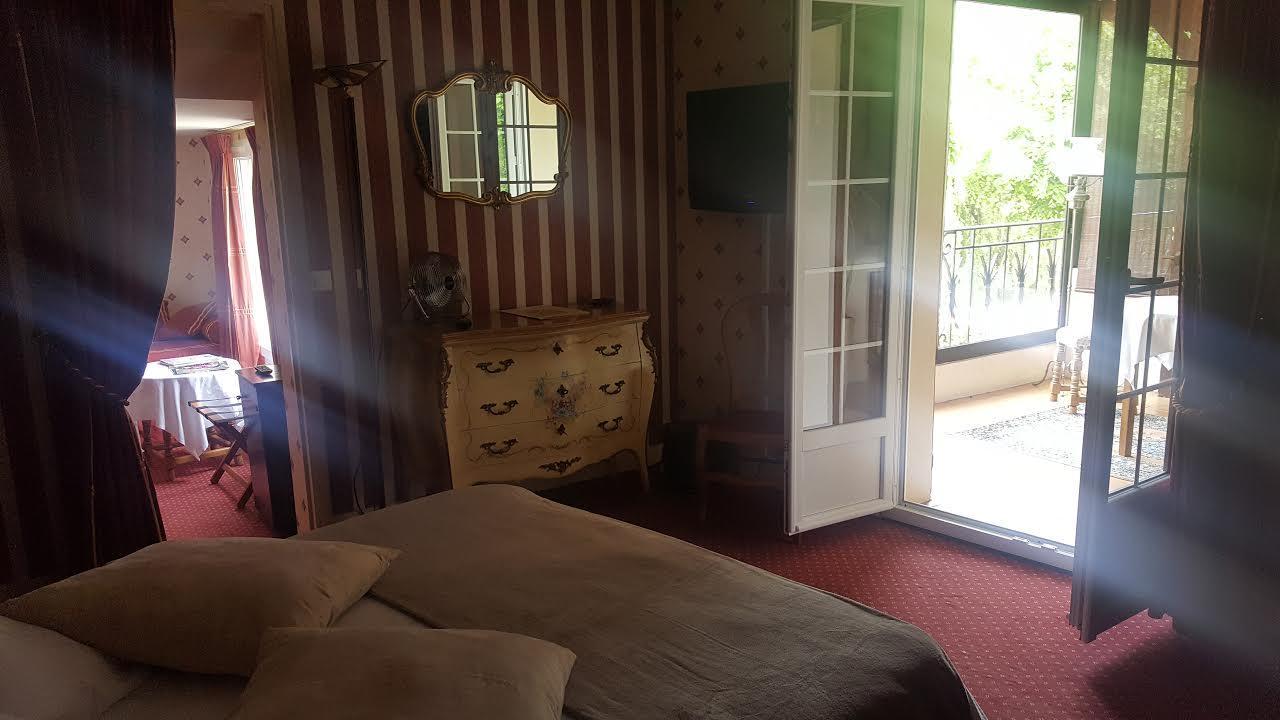 Logis - Hotel & Restaurant Le Gonfalon Germigny-l'Eveque Room photo